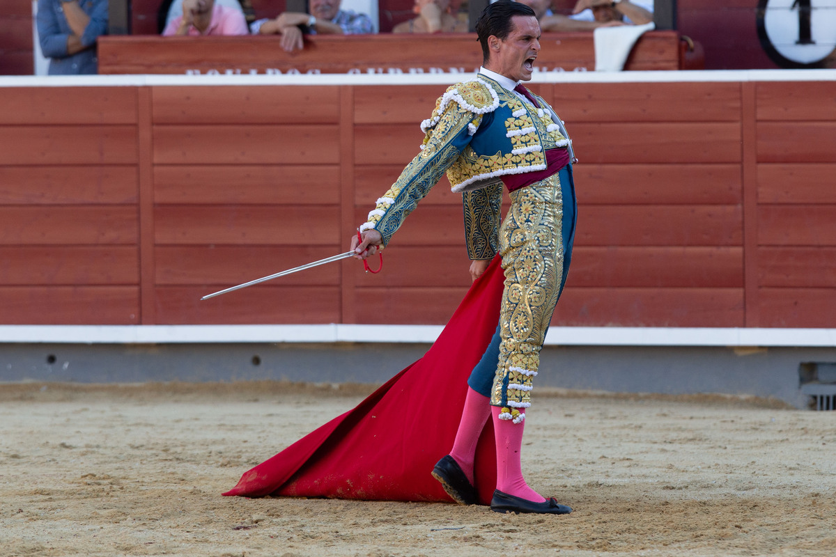 Imágenes de la primera corrida del abono ferial  / JOSÉ MIGUEL ESPARCIA