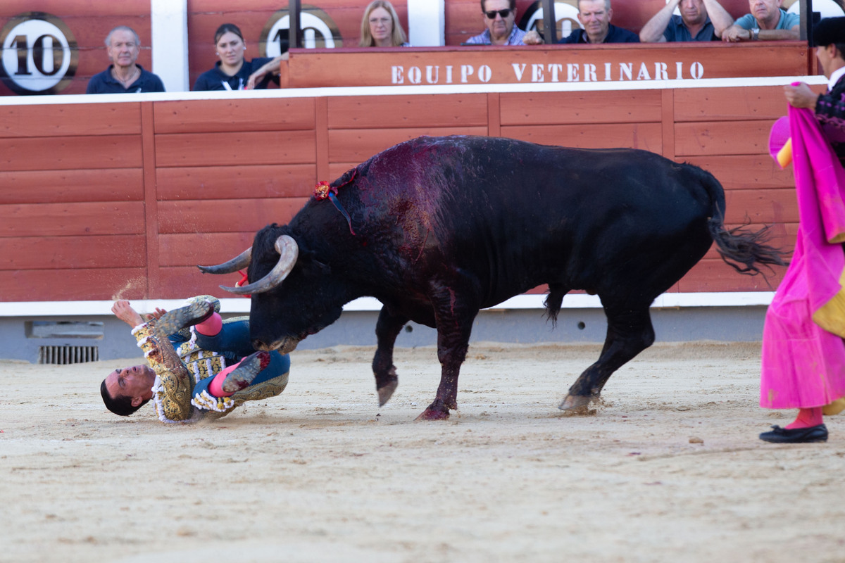 Imágenes de la primera corrida del abono ferial  / JOSÉ MIGUEL ESPARCIA