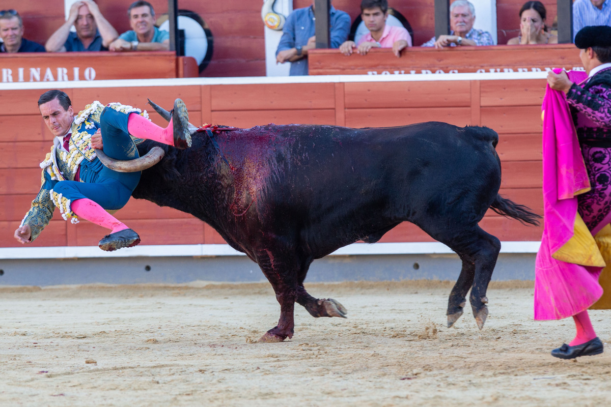 Imágenes de la primera corrida del abono ferial  / JOSÉ MIGUEL ESPARCIA