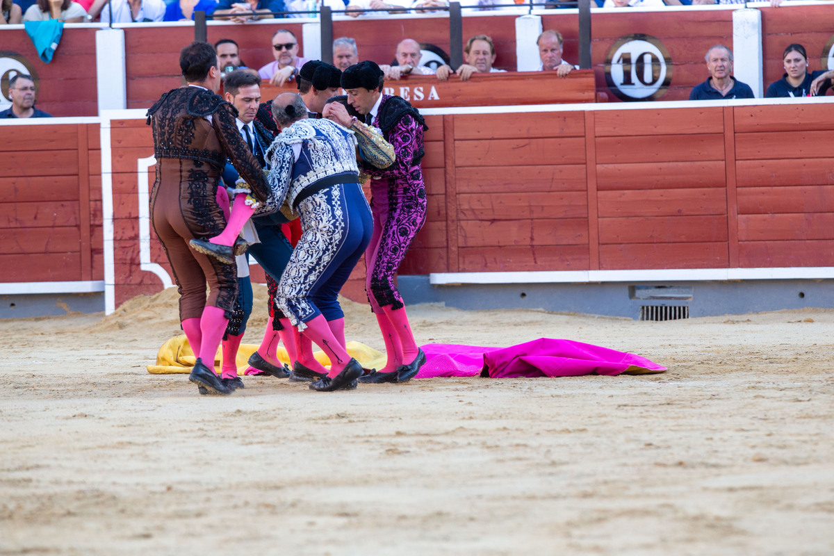 Imágenes de la primera corrida del abono ferial  / JOSÉ MIGUEL ESPARCIA