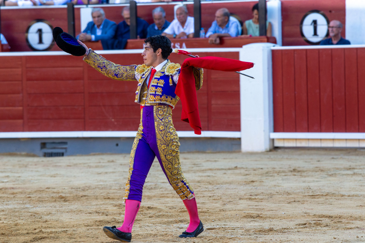 Imágenes de la primera corrida del abono ferial  / JOSÉ MIGUEL ESPARCIA