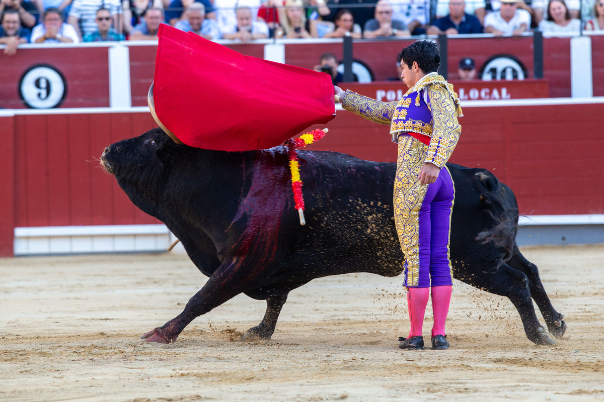 Imágenes de la primera corrida del abono ferial  / JOSÉ MIGUEL ESPARCIA