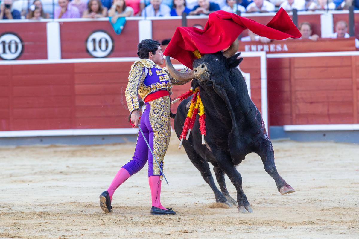 Imágenes de la primera corrida del abono ferial  / JOSÉ MIGUEL ESPARCIA