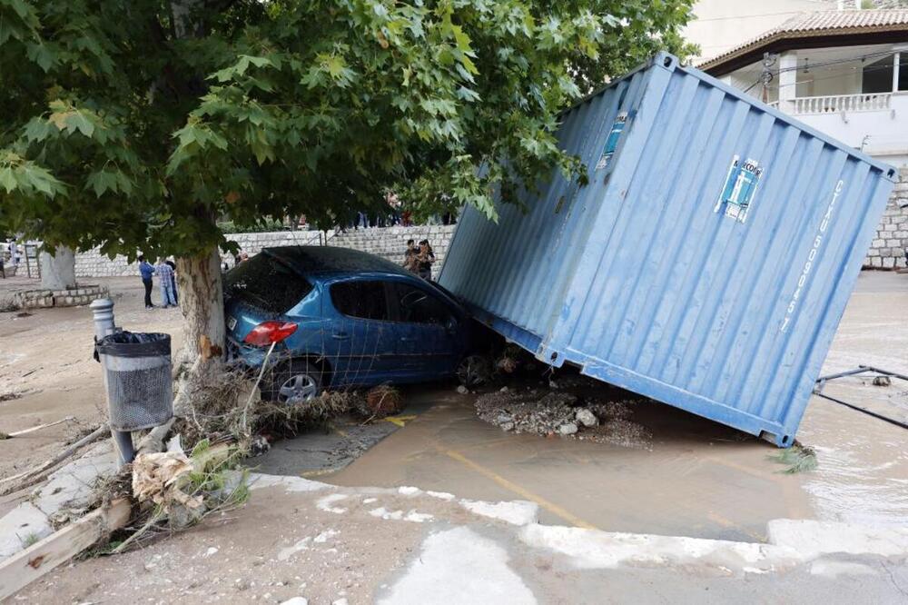 Un coche y un contenedor, tras ser arrastrados por la corriente.