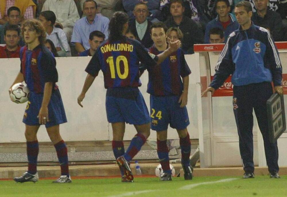 Iniesta sustituye a Ronaldinho en el Albacete-Barcelona de 2003.