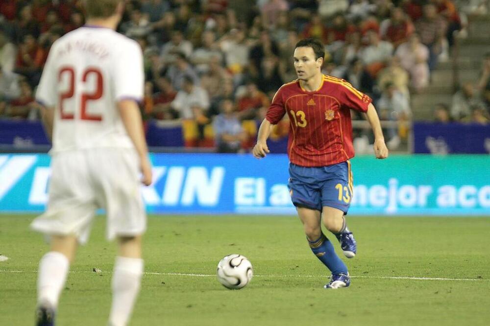 Luis Aragonés hizo debutar a Iniesta con la selección en mayo de 2006.