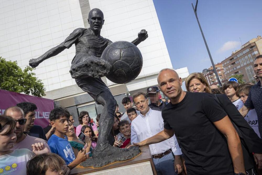 Andrés Iniesta, el pasado julio, junto a la estatua que inmortaliza el gol de Sudáfrica.