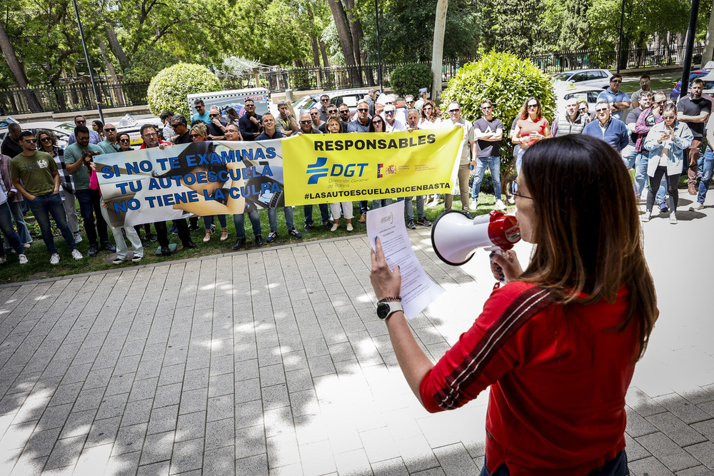 La marcha de autoescuelas pide a pitos más personal en Tráfico