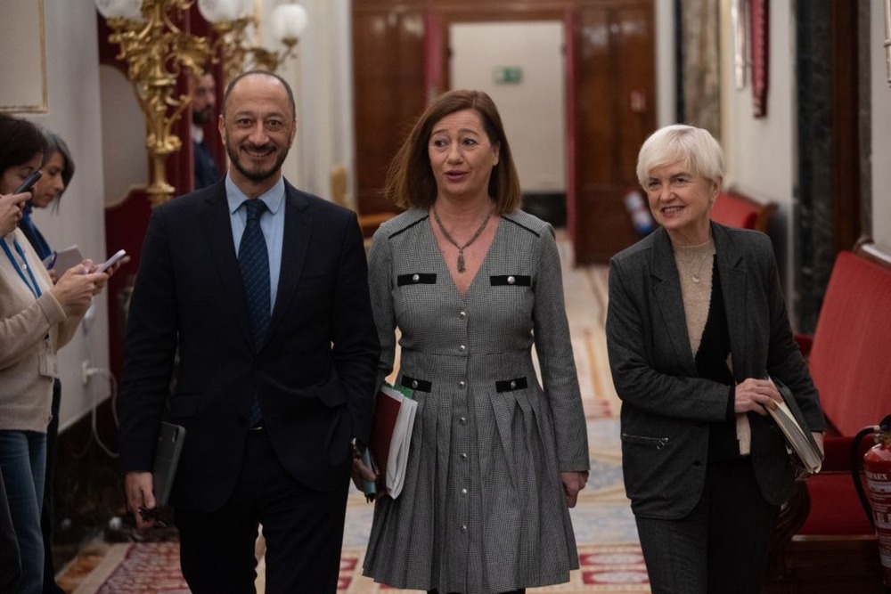 El vicepresidente primero de la Mesa del Congreso, Alfonso Rodríguez Gómez de Celis; la presidenta del Congreso de los Diputados, Francina Armengol y la secretaria segunda de la Mesa del Congreso, Isaura Leal