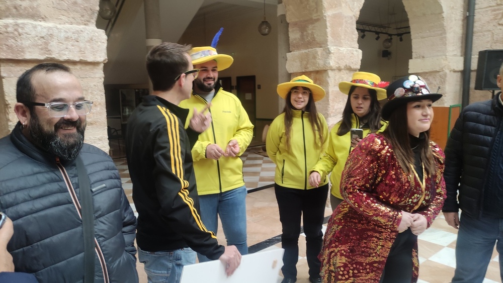 Presentan la máscara de oro de Carnaval 2024 en Villarrobledo