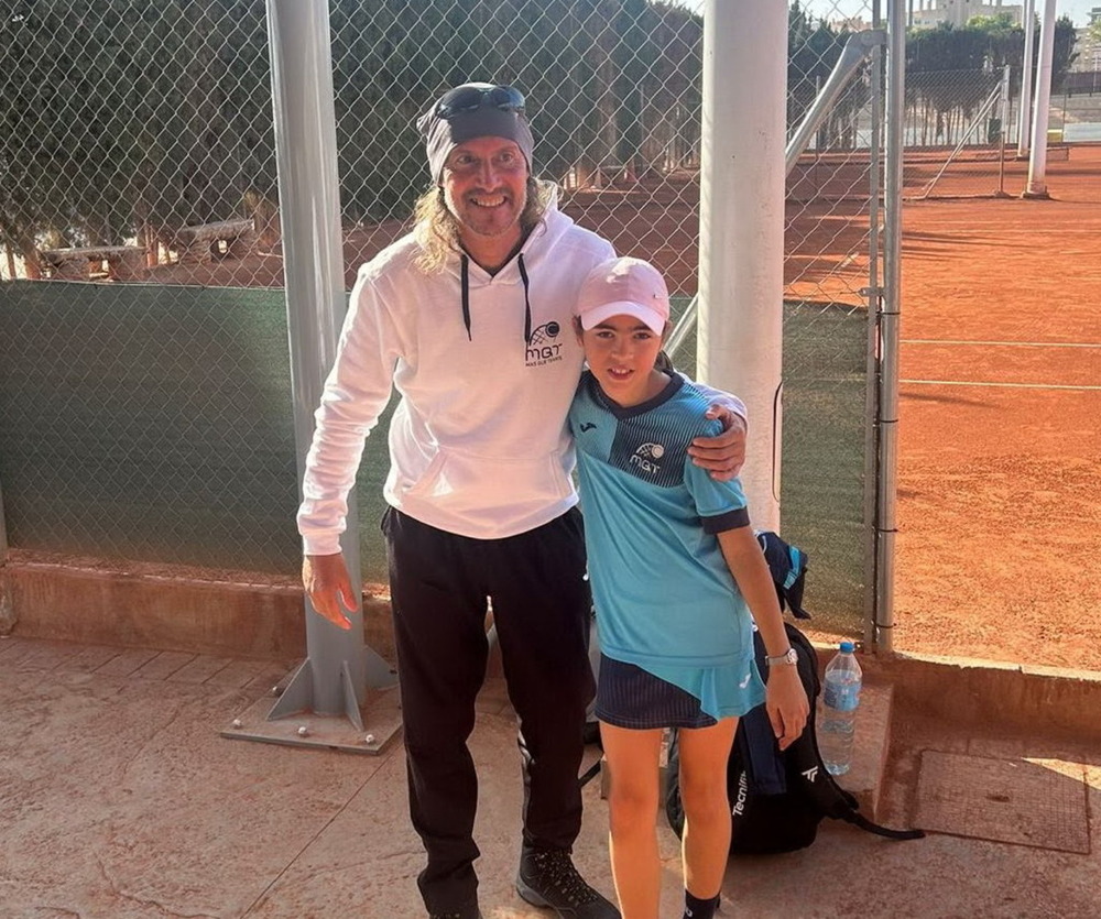 El entrenador José Luis Alfaro, con la joven Emma Torres.