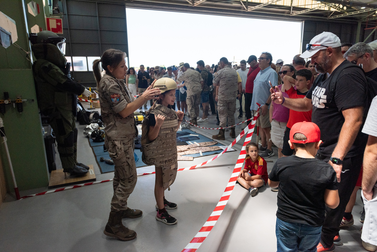 Jornada de Puertas Abiertas en la Base Aérea.  / VÍCTOR FERNÁNDEZ