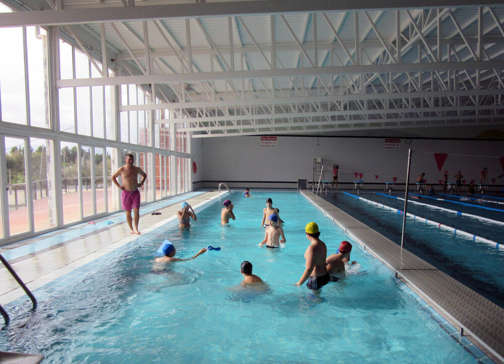 Necesitan un monitor y tres socorristas para las piscinas