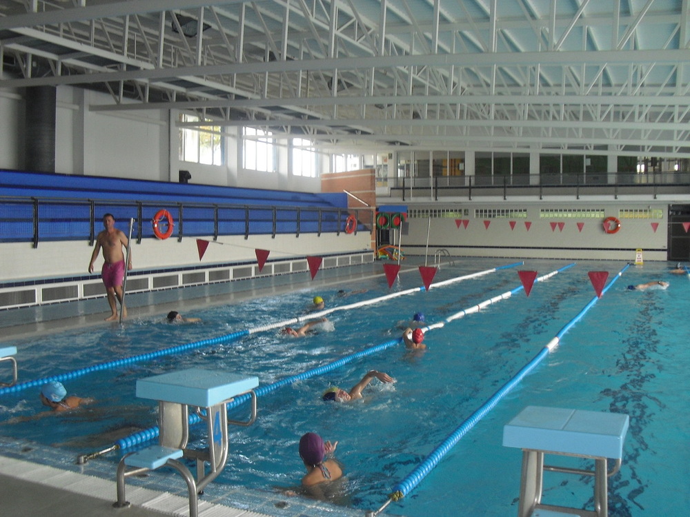 Necesitan un monitor y tres socorristas para las piscinas