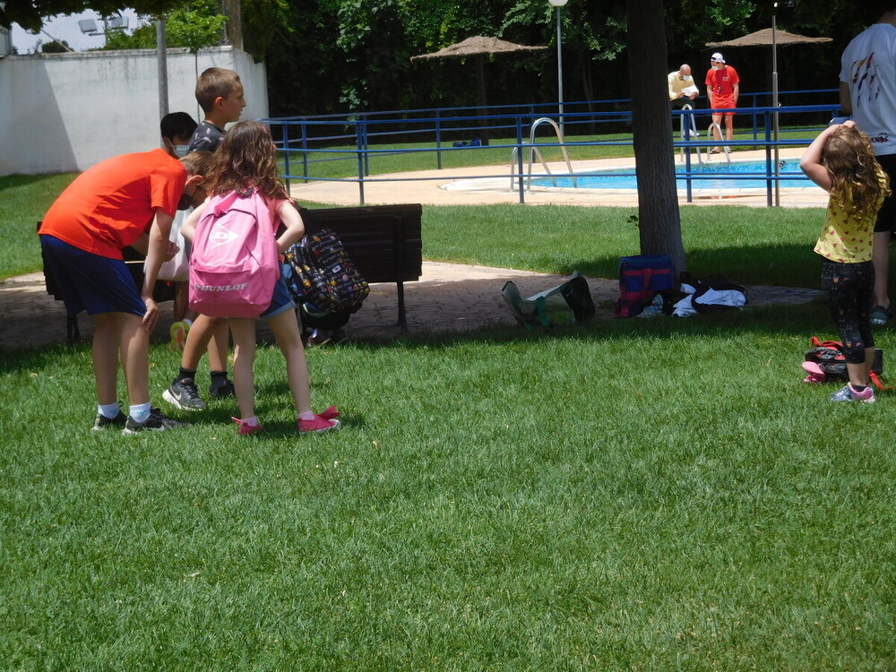 Necesitan un monitor y tres socorristas para las piscinas