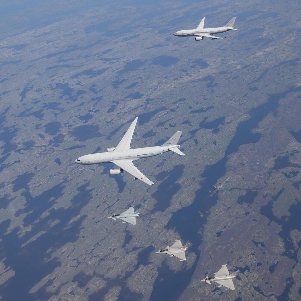  Los tres Eurofighter con los aviones de reabastecimiento en pleno vuelo.