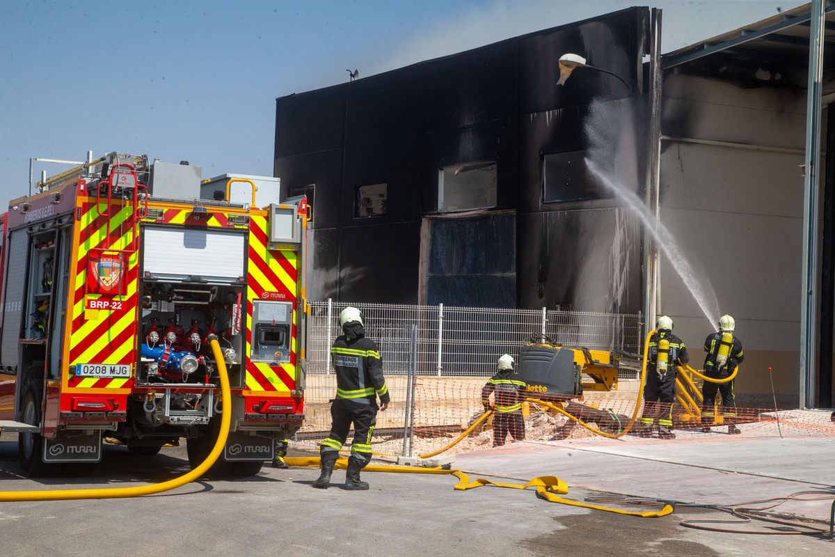 Los bomberos sofocan un incendio en Chinchilla  / JOSÉ MIGUEL ESPARCIA