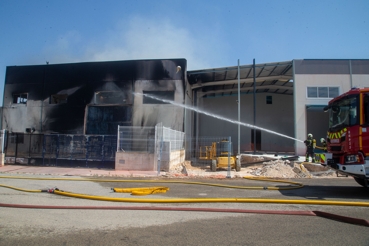 Los bomberos sofocan un incendio en Chinchilla  / JOSÉ MIGUEL ESPARCIA