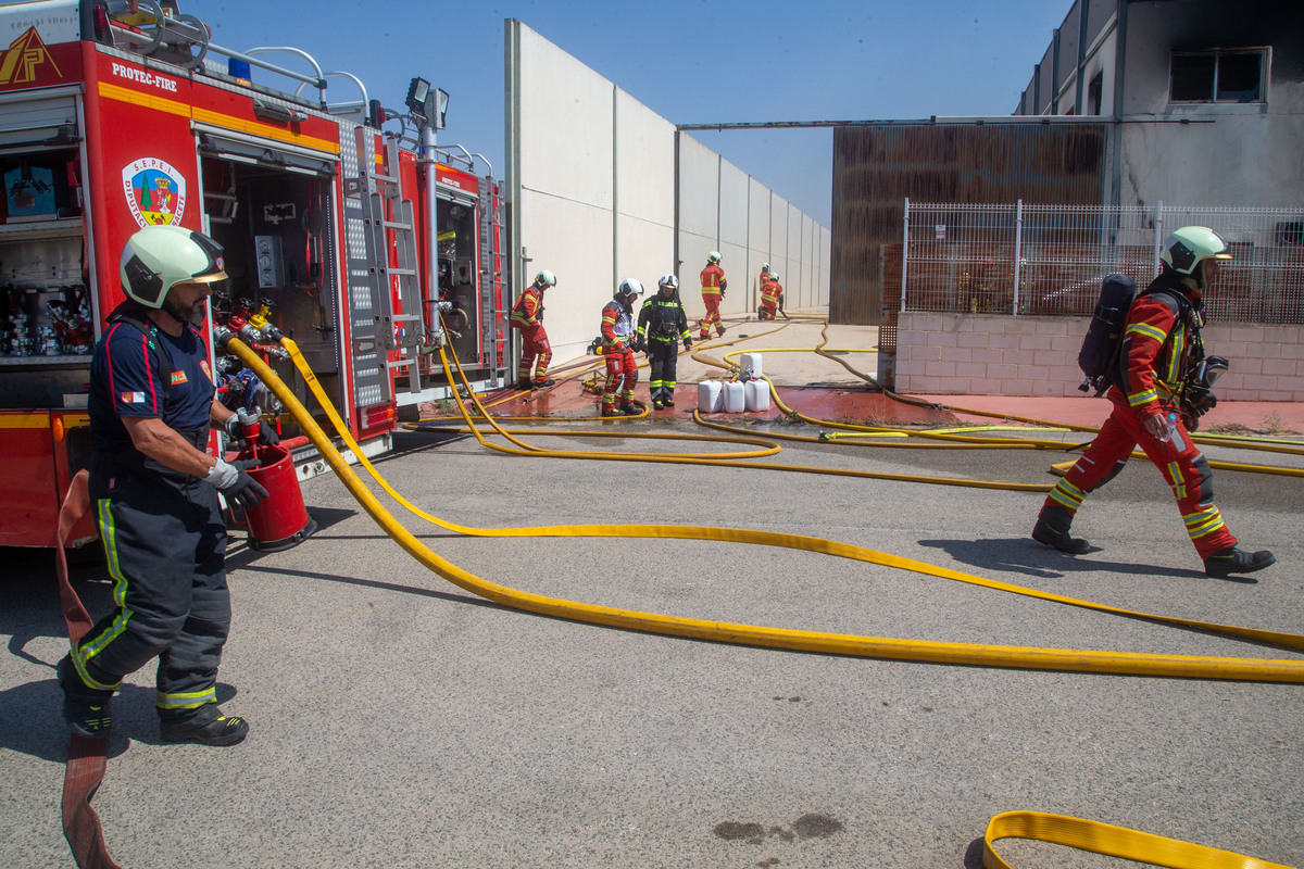 Los bomberos sofocan un incendio en Chinchilla  / JOSÉ MIGUEL ESPARCIA