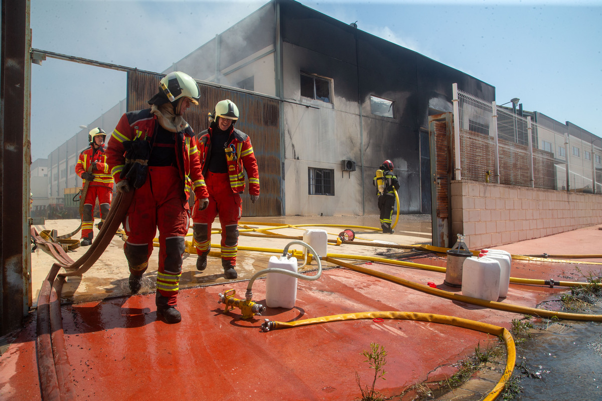 Los bomberos sofocan un incendio en Chinchilla  / JOSÉ MIGUEL ESPARCIA