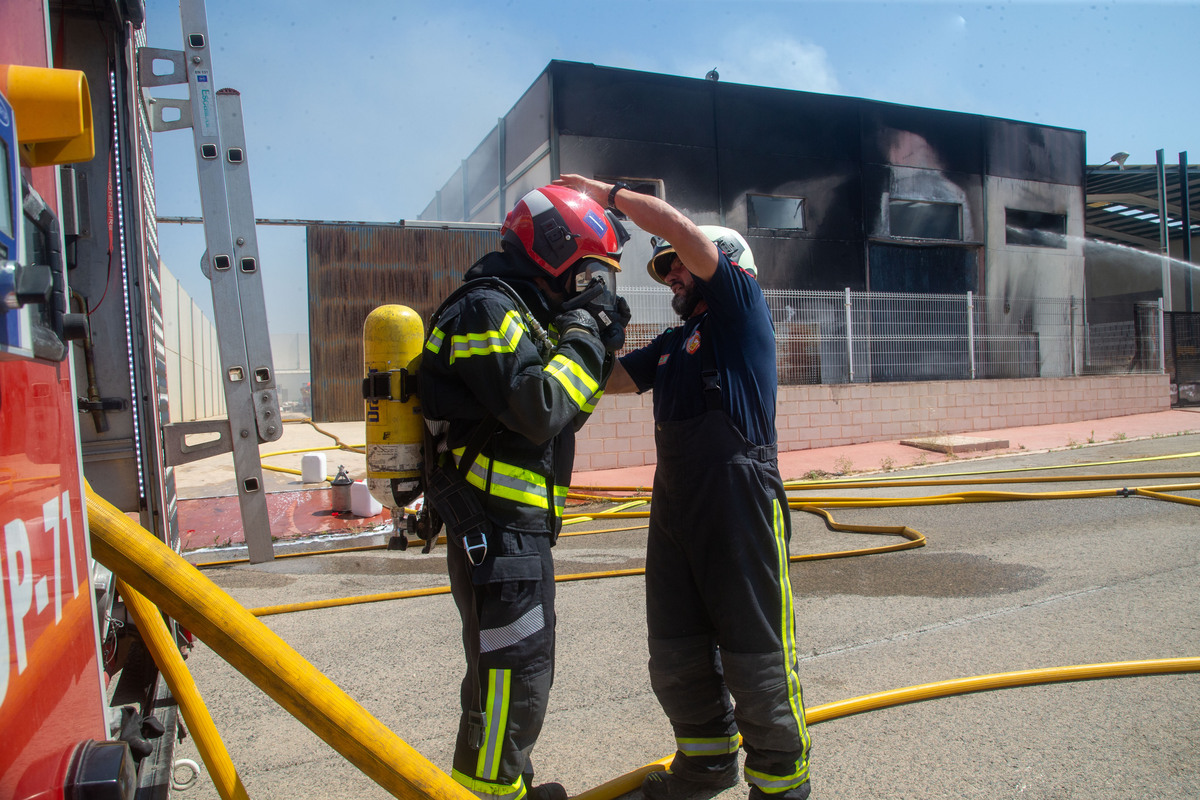 Los bomberos sofocan un incendio en Chinchilla  / JOSÉ MIGUEL ESPARCIA