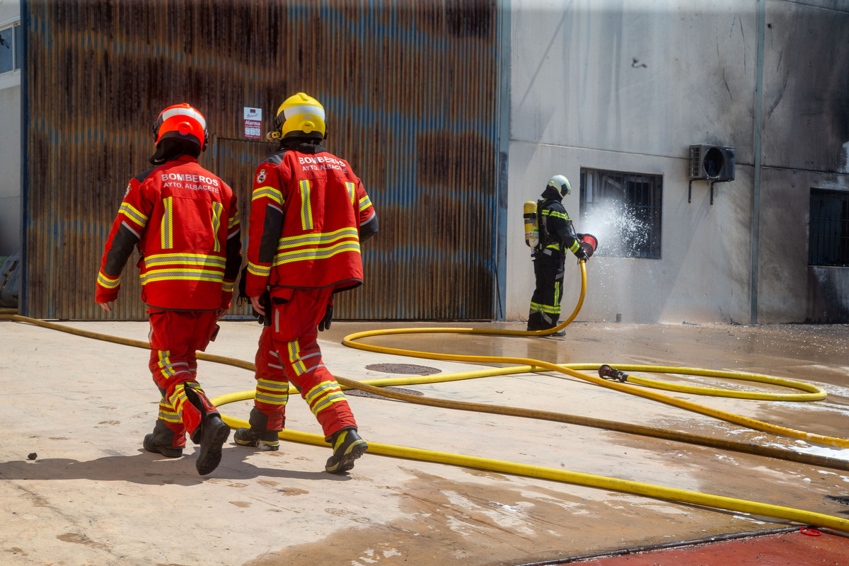 Los bomberos sofocan un incendio en Chinchilla  / JOSÉ MIGUEL ESPARCIA