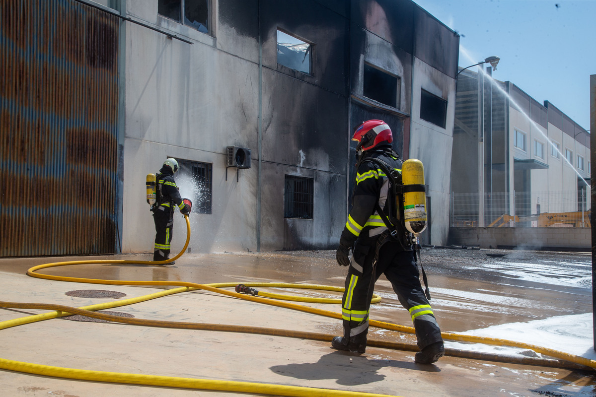 Los bomberos sofocan un incendio en Chinchilla  / JOSÉ MIGUEL ESPARCIA