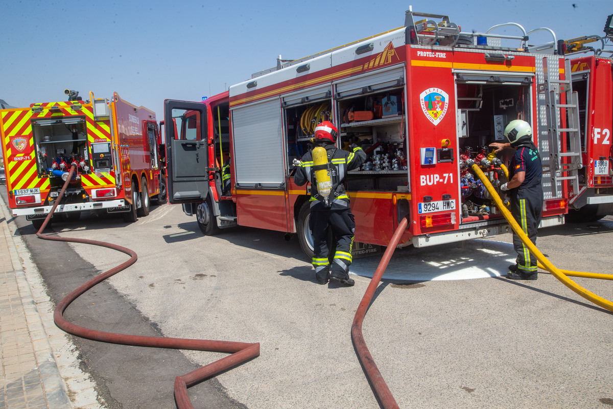 Los bomberos sofocan un incendio en Chinchilla  / JOSÉ MIGUEL ESPARCIA