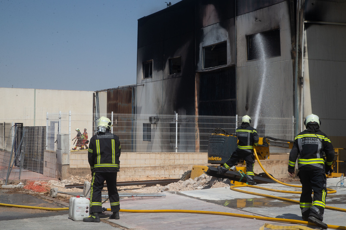 Los bomberos sofocan un incendio en Chinchilla  / JOSÉ MIGUEL ESPARCIA