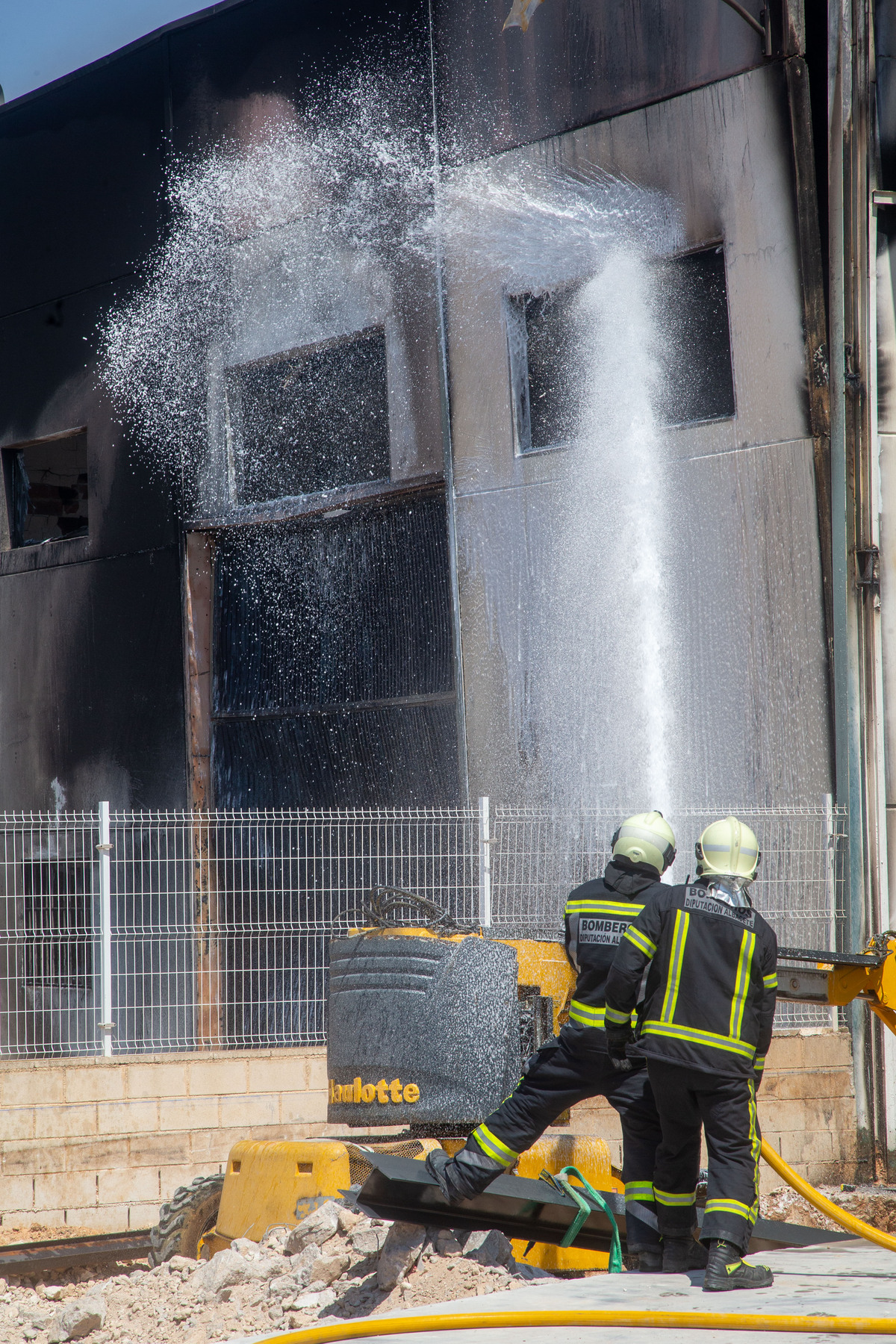 Los bomberos sofocan un incendio en Chinchilla  / JOSÉ MIGUEL ESPARCIA