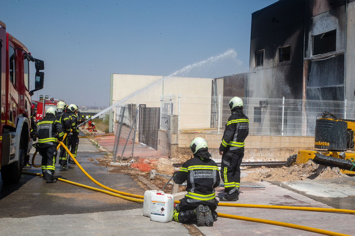 Los bomberos sofocan un incendio en Chinchilla  / JOSÉ MIGUEL ESPARCIA