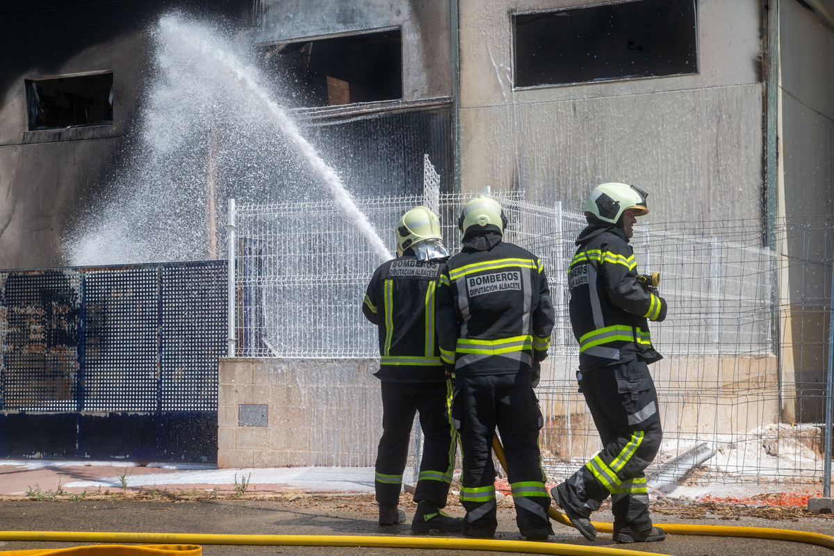 Los bomberos sofocan un incendio en Chinchilla  / JOSÉ MIGUEL ESPARCIA