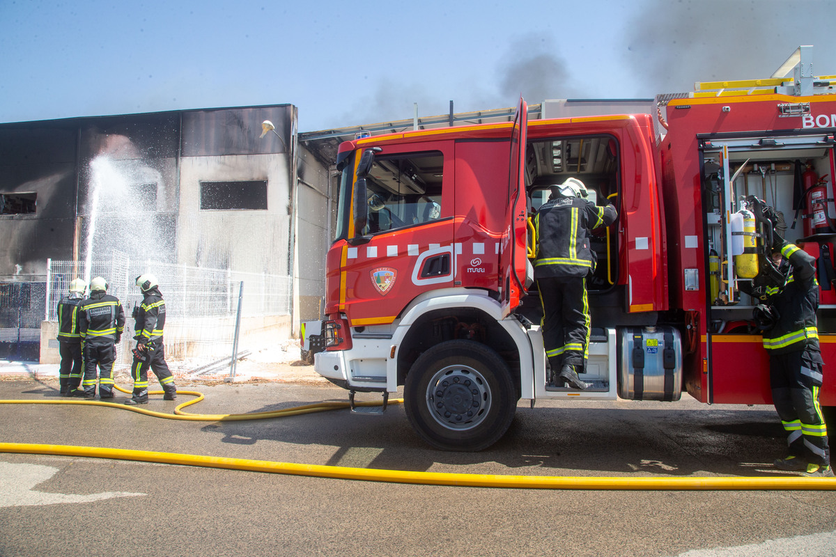 Los bomberos sofocan un incendio en Chinchilla  / JOSÉ MIGUEL ESPARCIA