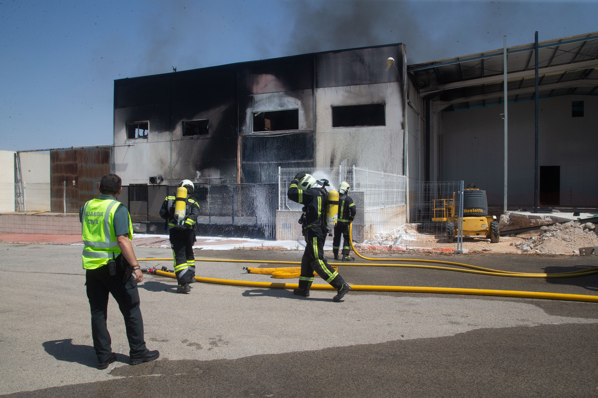 Los bomberos sofocan un incendio en Chinchilla  / JOSÉ MIGUEL ESPARCIA