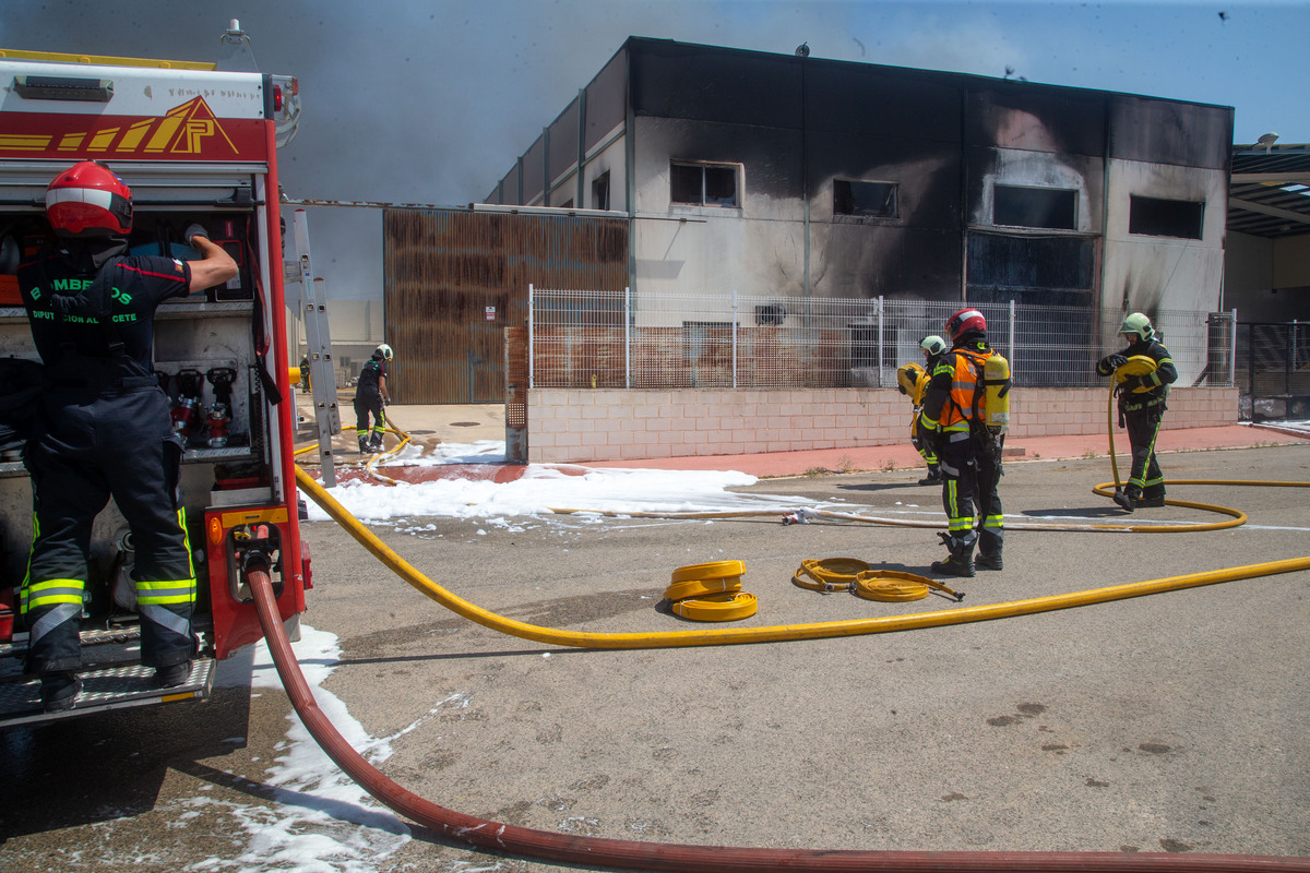 Los bomberos sofocan un incendio en Chinchilla  / JOSÉ MIGUEL ESPARCIA