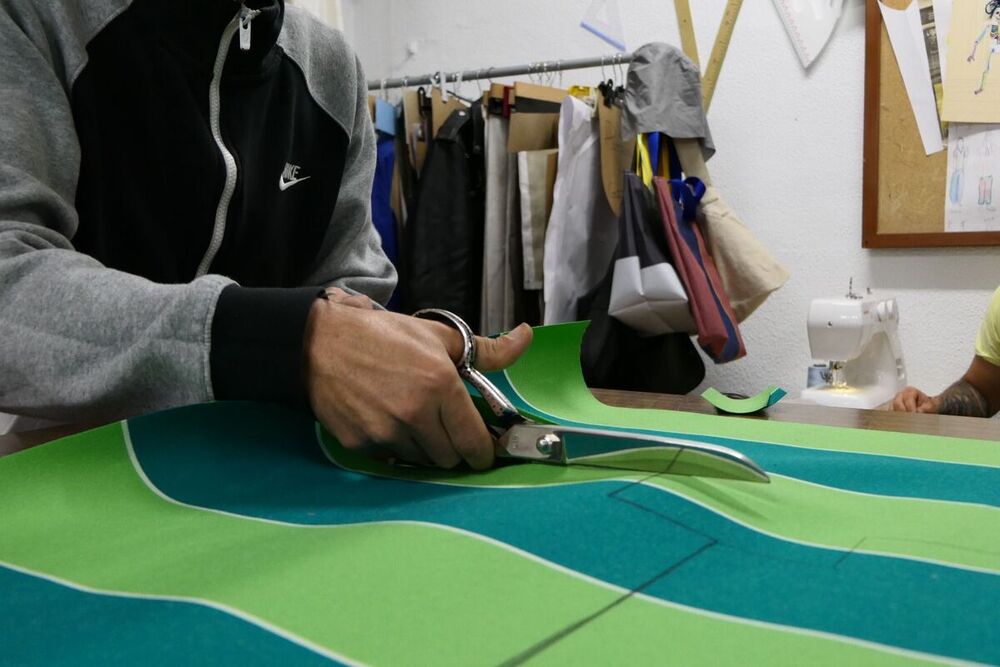 Imagen del taller de creación textil que se desarrolla en la prisión. 