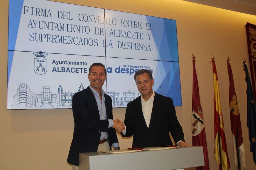 Juan Antonio Gómez, director general de Ecomora, junto al alcalde Manuel Serrano.