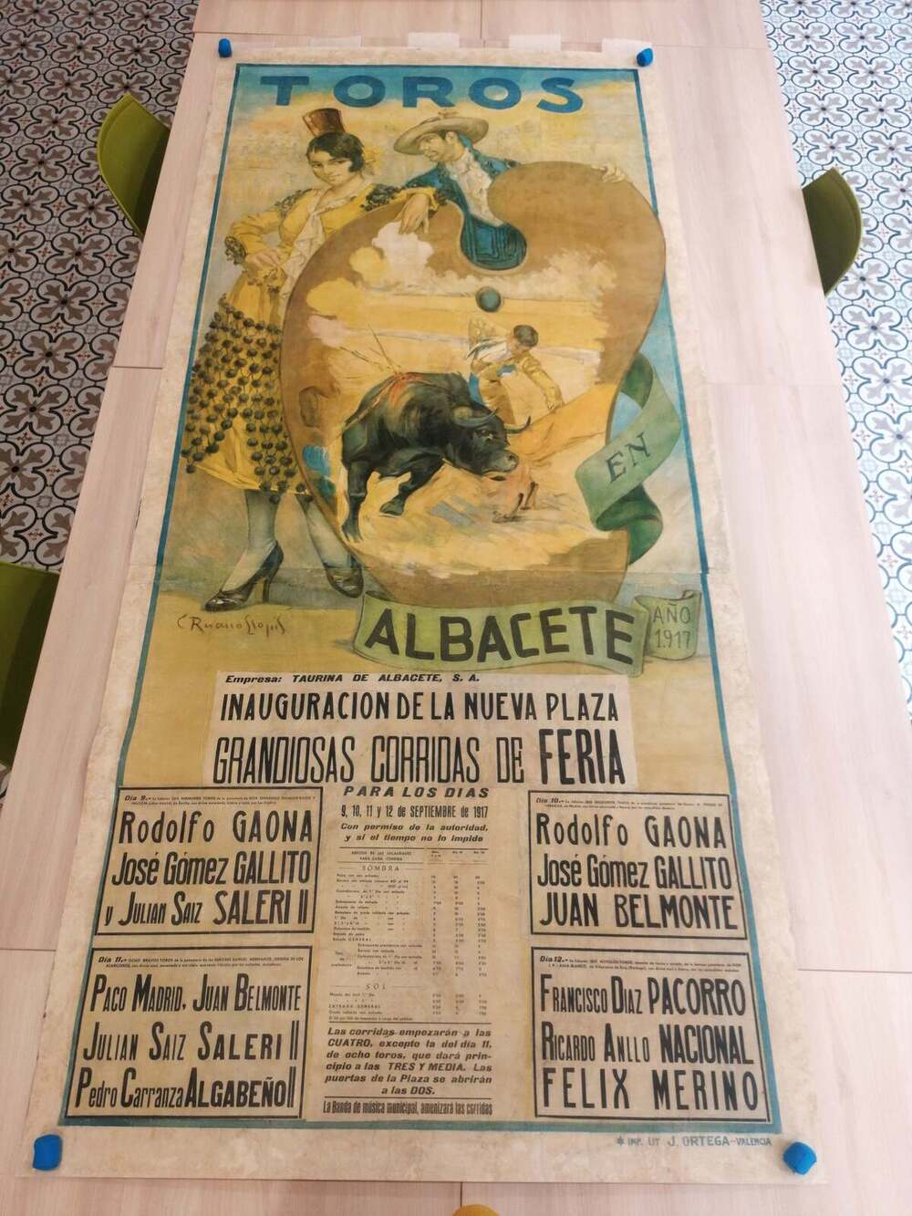 Imagen de la visita del alcalde al Archivo Municipal.