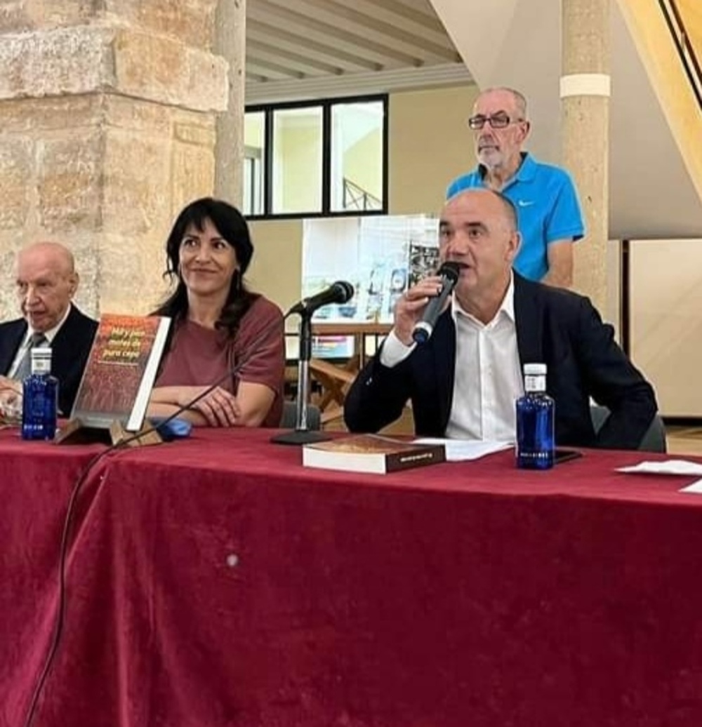 Llanos Ortiz llenó el Claustro de apodos de Villarrobledo