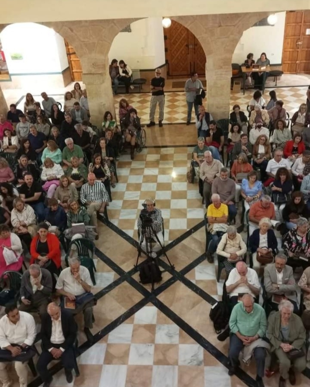 Llanos Ortiz llenó el Claustro de apodos de Villarrobledo