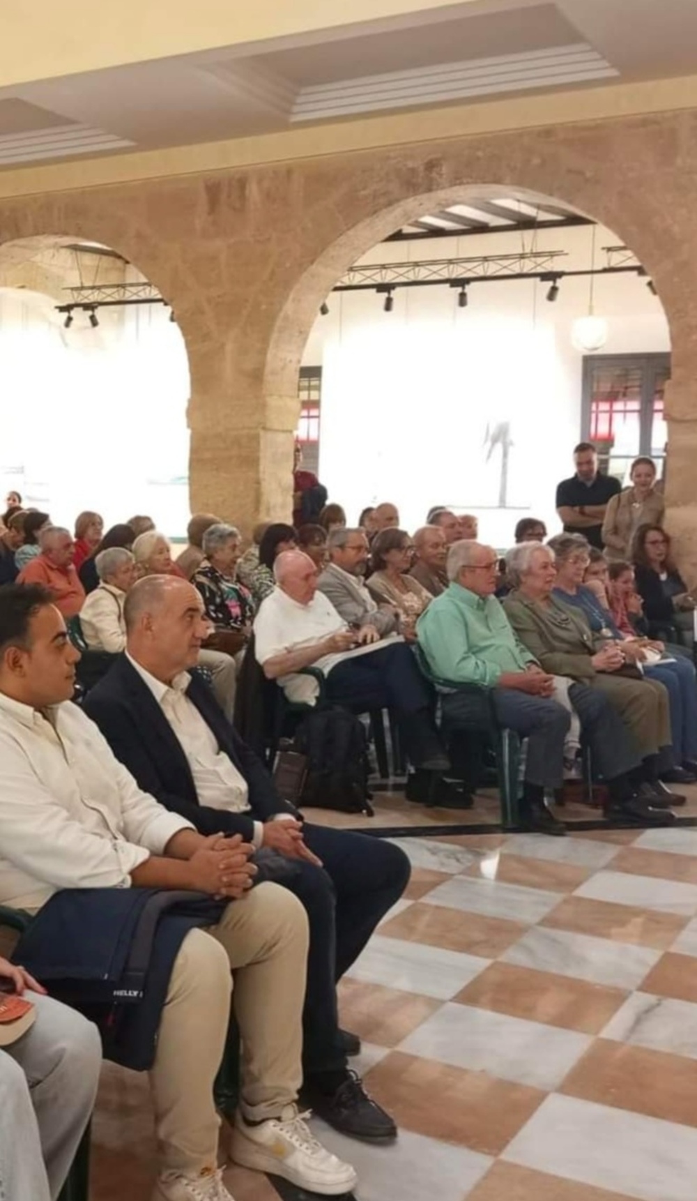 Llanos Ortiz llenó el Claustro de apodos de Villarrobledo