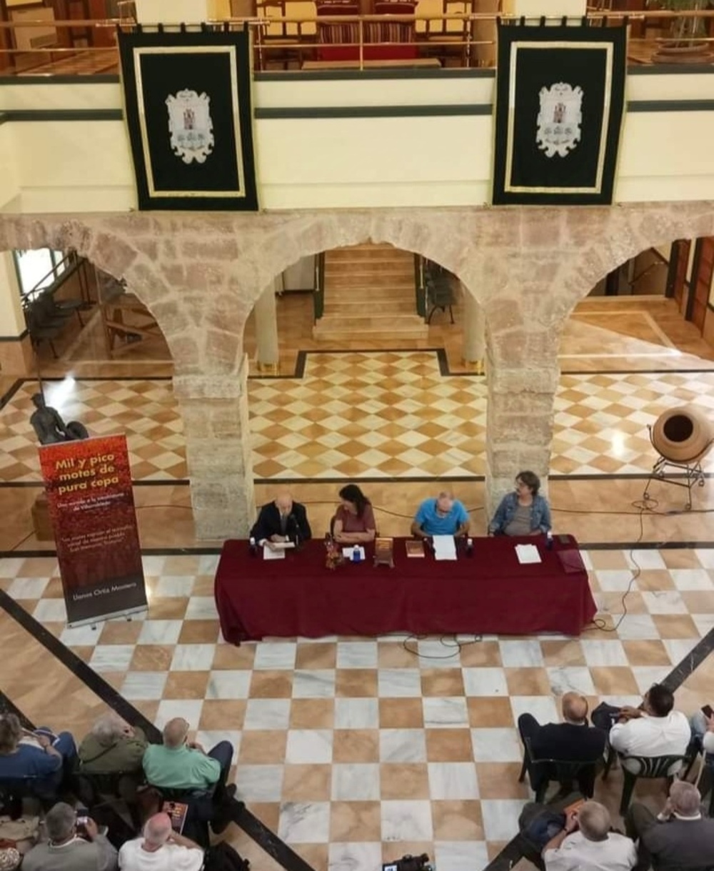 Llanos Ortiz llenó el Claustro de apodos de Villarrobledo