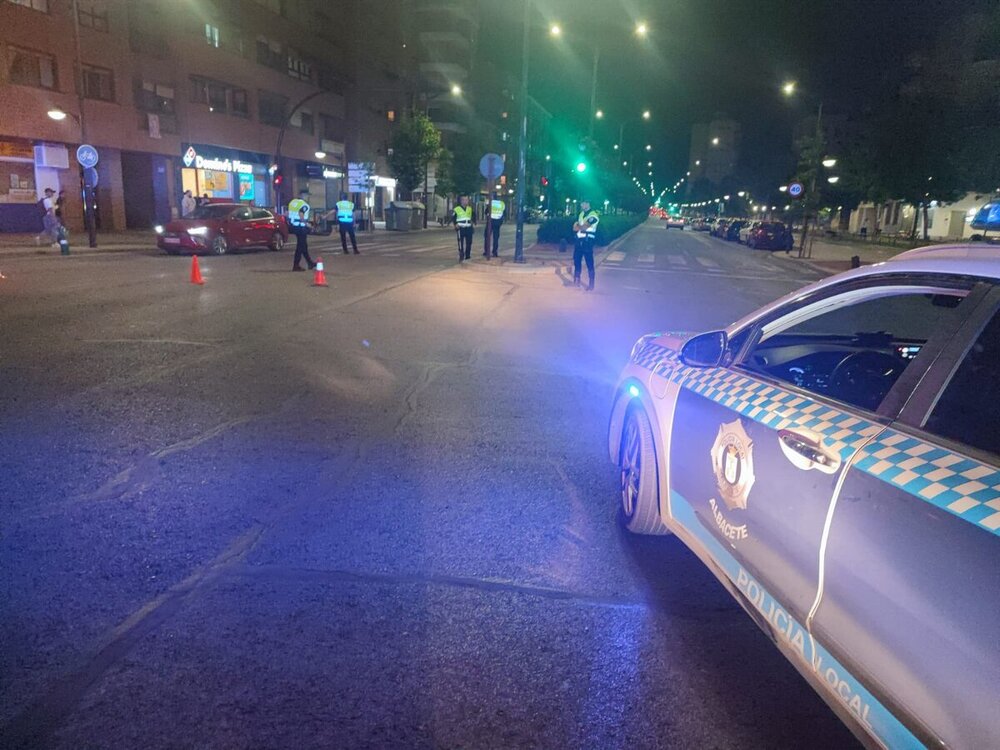 Imagen de los agentes de la Policía Local, en el lugar del accidente. 