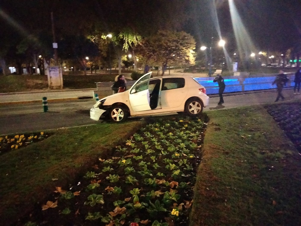 Varios agentes realizan fotos y observan el lugar del accidente.