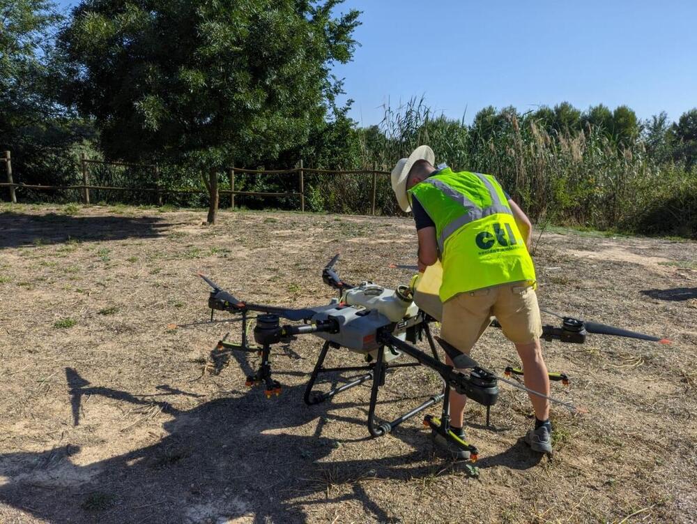 Un operario prepara uno de los drones.