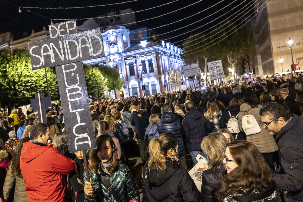 Una imagen de una parte de los manifestantes que se han sumado a la protesta de sanitarios.