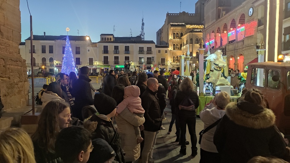 Sus Majestades en cabalgata por las calles de Villarrobledo 