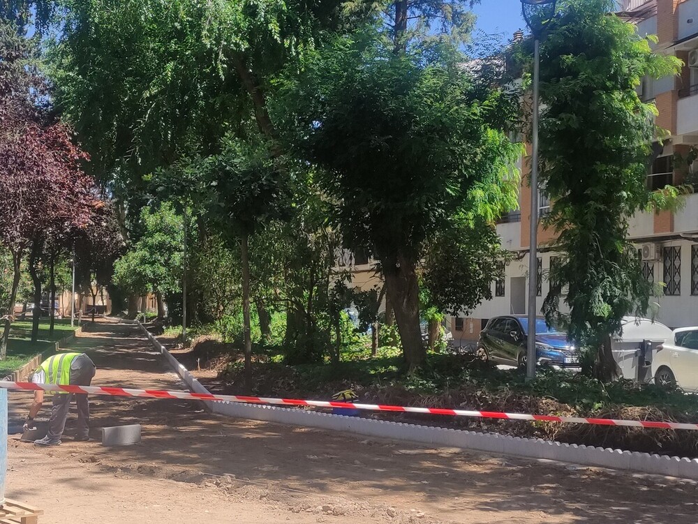 Ponen parapeto y bordillos a la vegetación del parque 