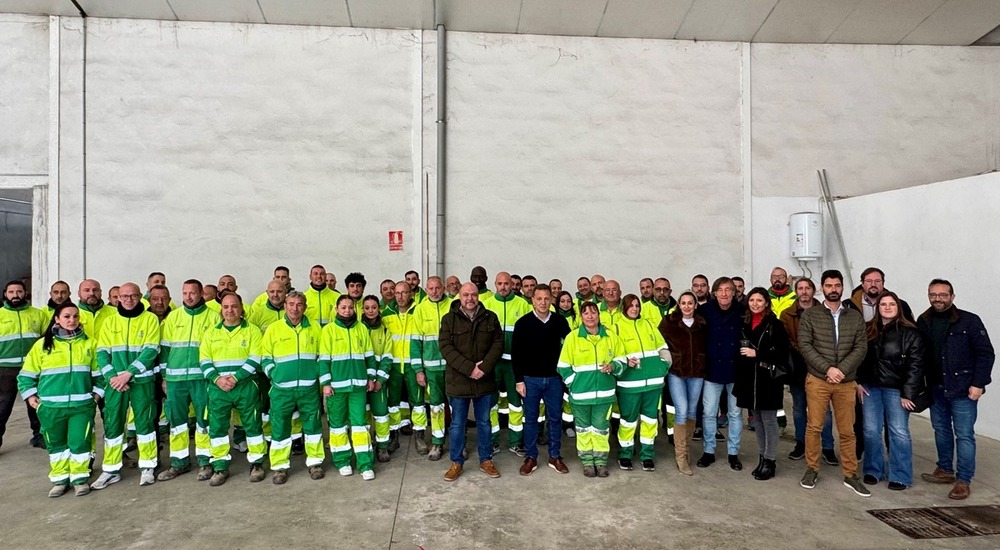 Imagen de la visita del alcalde a los trabajadores de OHL.