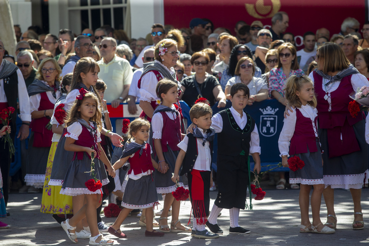 Multitudinaria ofrenda a la patrona  / JOSÉ MIGUEL ESPARCIA